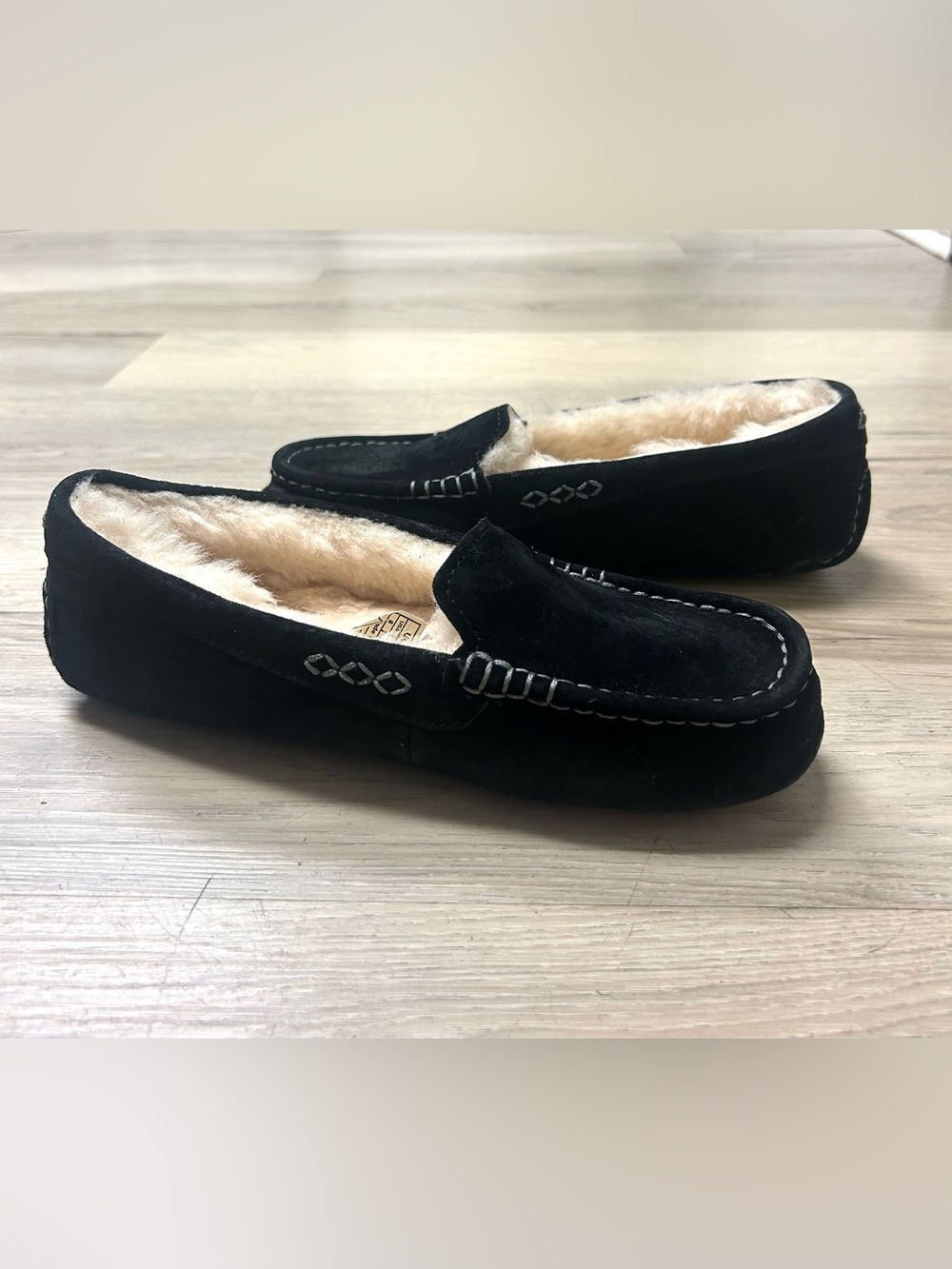 UGG Slippers Ansley Womens Sz 8 Moccasin Sheepskin Black Suede Slip On Comfort - Picture 15 of 16